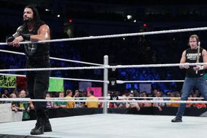 Dean Ambrose salva a Roman Reigns del ataque de La Autoridad