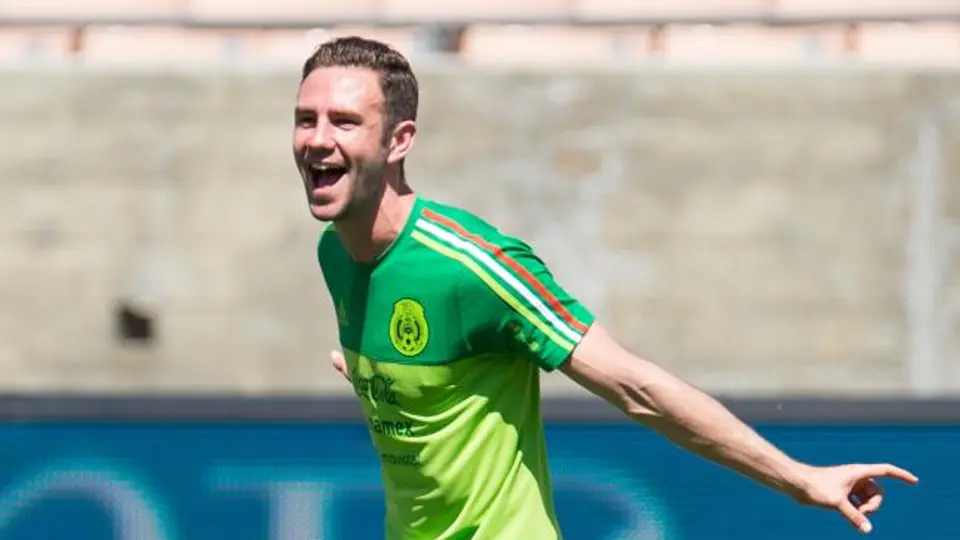 Miguel Layún se estrena como papá