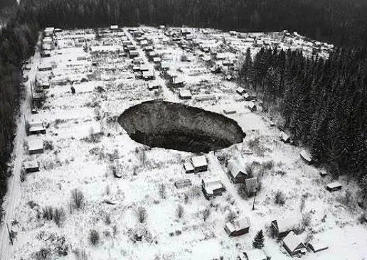 Agujero gigante se traga casas en Rusia
