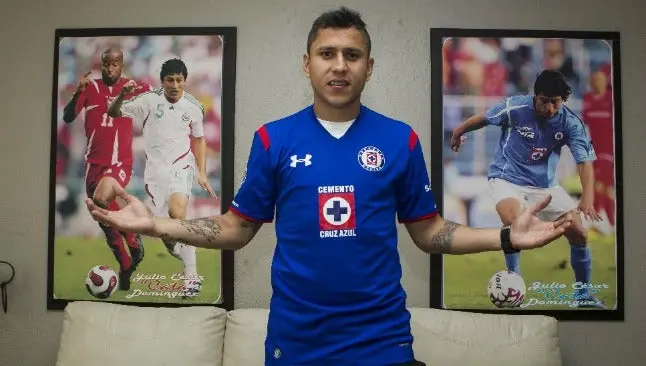 Julio César Domínguez posa con playera de Cruz Azul | RICARDO FLORES