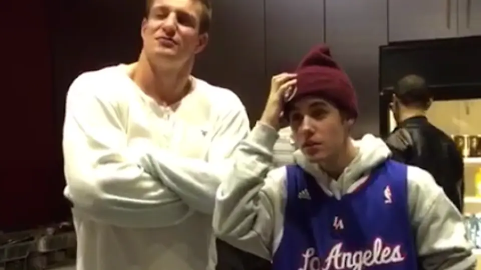 Gronkowski no se preocupa por la 'maldición Bieber' y se reúne con él