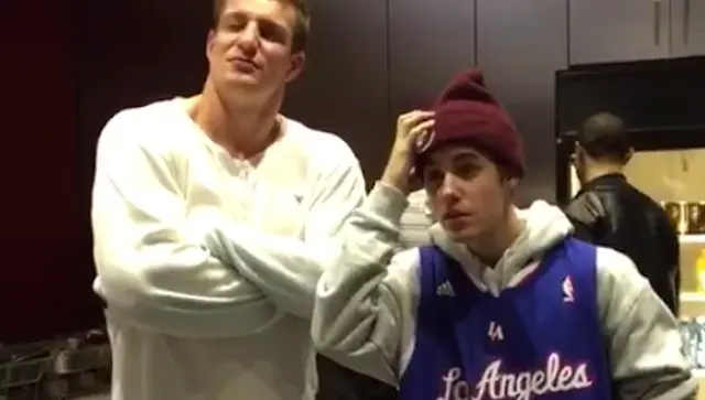 Gronkowski no se preocupa por la 'maldición Bieber' y se reúne con él