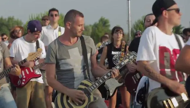 Mil músicos interpretan 'Learn to fly' al mismo tiempo