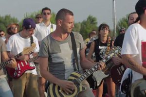 Mil músicos interpretan 'Learn to fly' al mismo tiempo