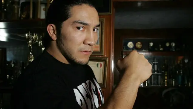 Hijo del Perro Aguayo posa con playera de los Perros del Mal | RÉCORD