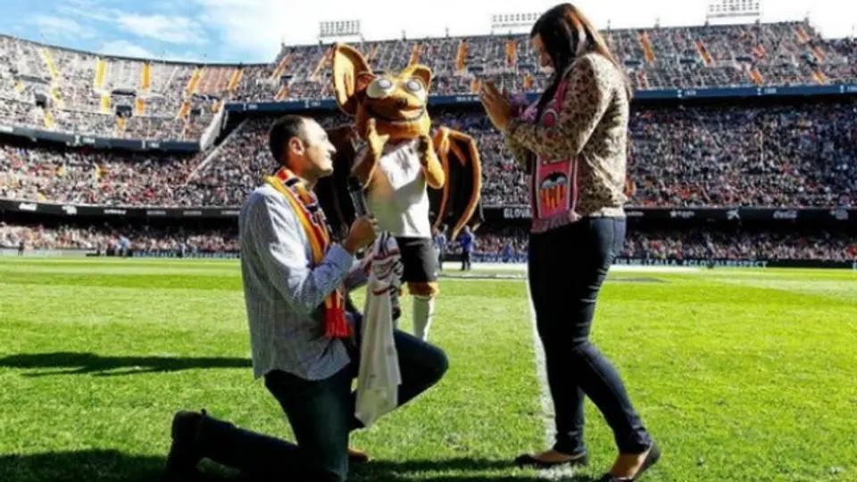 Aficionado pide matrimonio en el descanso del Valencia-Getafe
