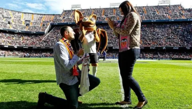 Aficionado pide matrimonio en el descanso del Valencia-Getafe