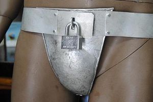 Crean cinturón de castidad para hombres