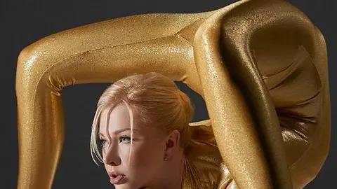 Mujer más flexible del mundo' lanza calendario