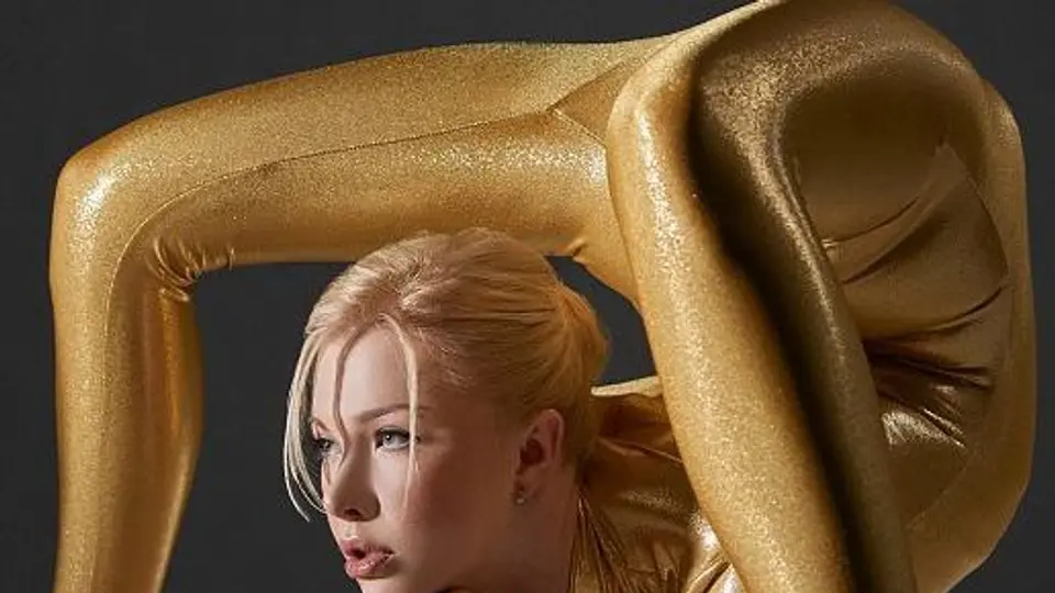 Mujer más flexible del mundo' lanza calendario