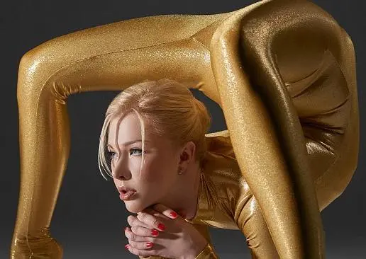 Mujer más flexible del mundo' lanza calendario