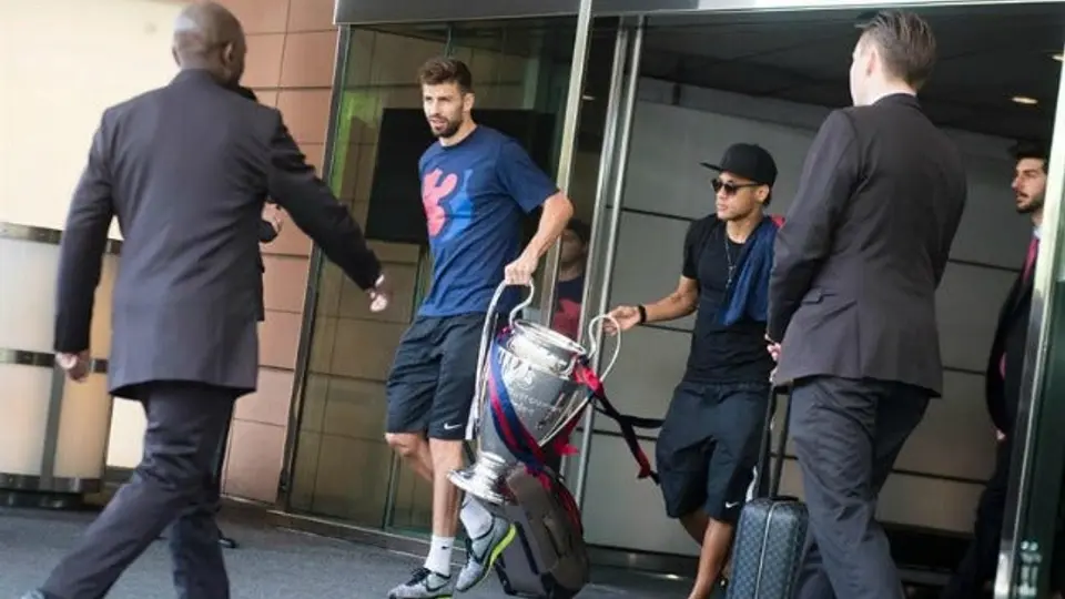 Piqué celebra título de la Champions en fiesta con Shakira