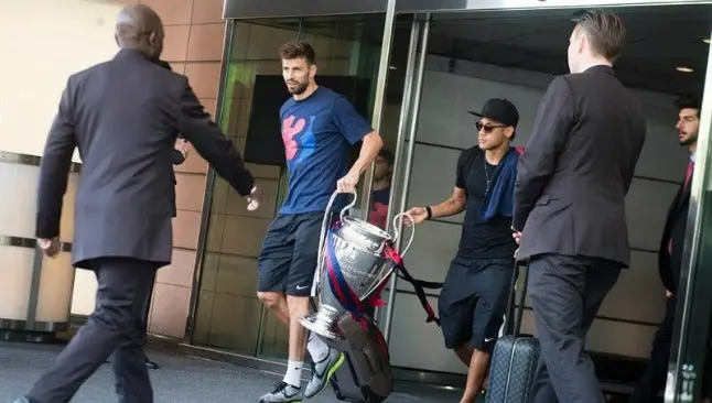 Piqué celebra título de la Champions en fiesta con Shakira