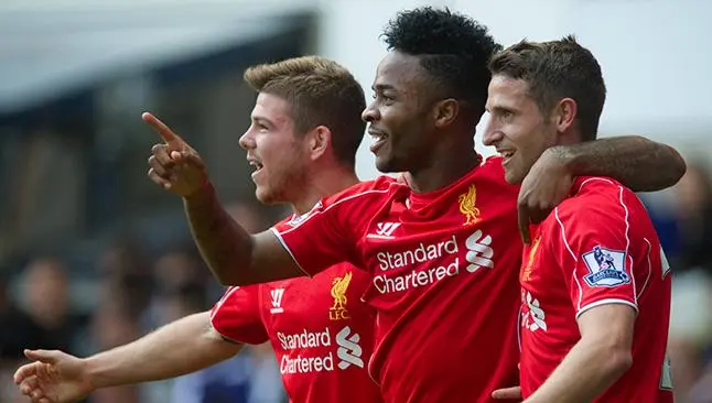 Raheem Sterling celebra con Joe Allen y Alberto Moreno tras un gol | AP