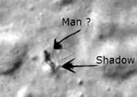 Video capta figura humanoide en la Luna