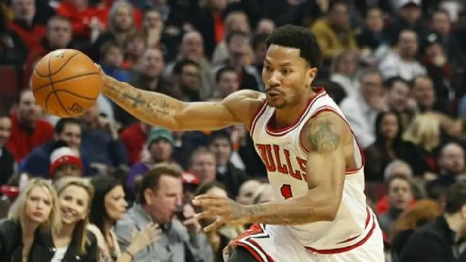 Derrick Rose supera con éxito la operación y regresaría para Playoffs