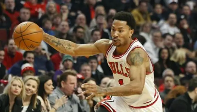 Derrick Rose supera con éxito la operación y regresaría para Playoffs