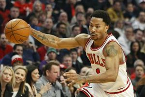 Derrick Rose supera con éxito la operación y regresaría para Playoffs