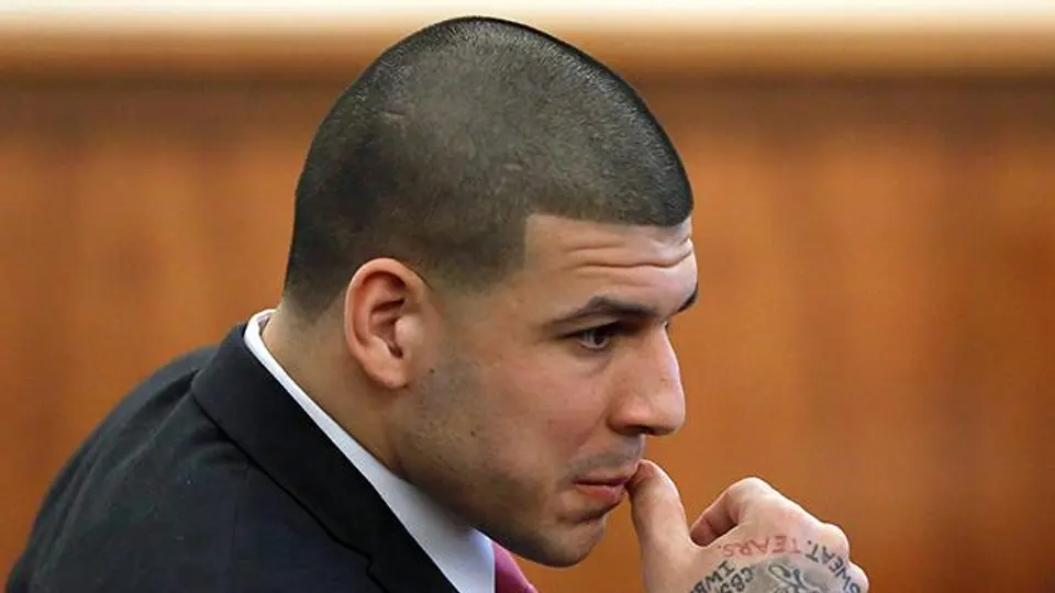 Aaron Hernández, acusado de intimidar testigos