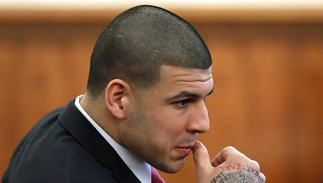 Aaron Hernández, acusado de intimidar testigos