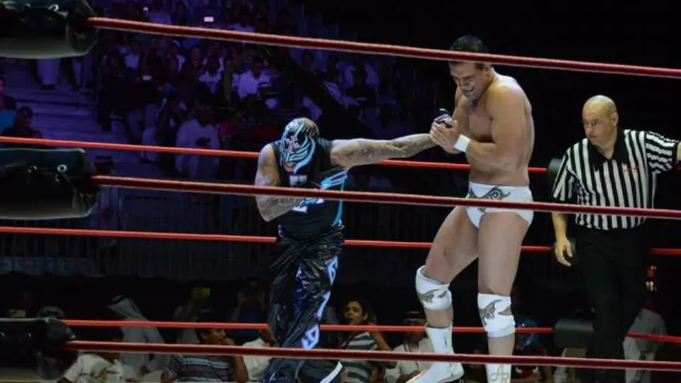 Rey Mysterio y El Patrón estelarizan función en Qatar