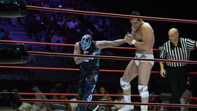 Rey Mysterio y El Patrón estelarizan función en Qatar