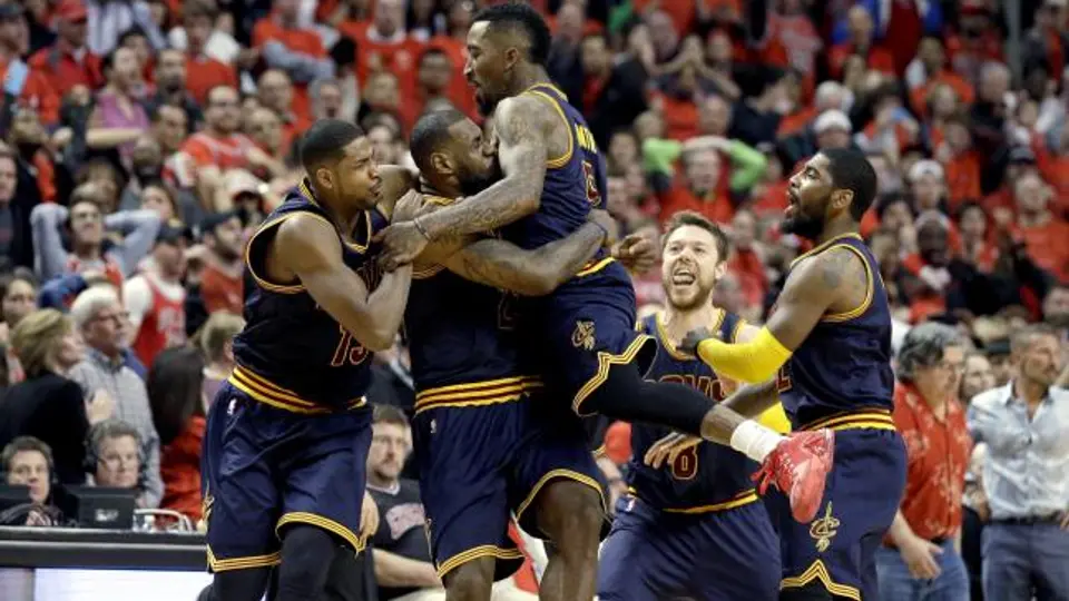 Cavs vence en tiempo extra y pone a Hawks 'contra la pared'