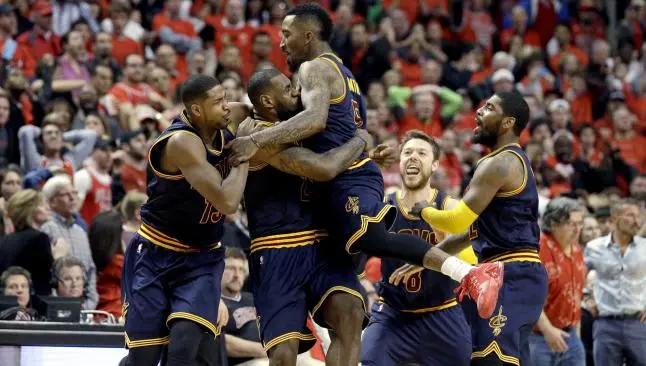 Cavs vence en tiempo extra y pone a Hawks 'contra la pared'