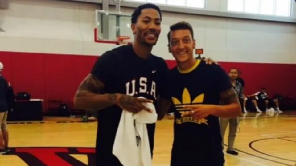 Özil visita a la selección de basquetbol de EU