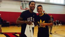 Özil visita a la selección de basquetbol de EU
