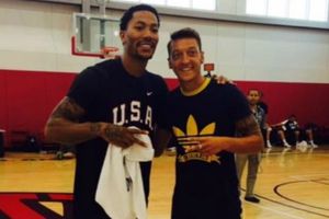 Özil visita a la selección de basquetbol de EU