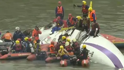 Avión en Taipéi sufre aparatosa caída tras pegar en un puente