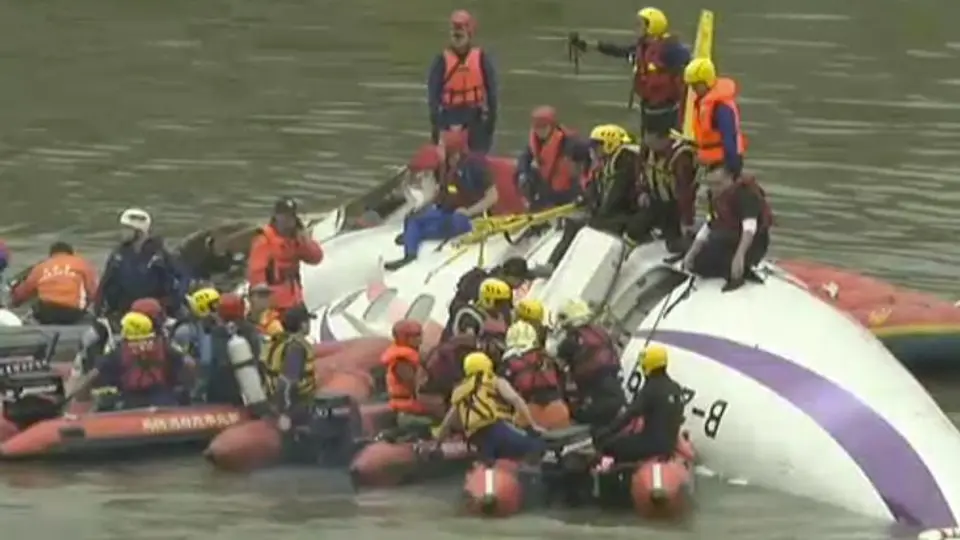 Avión en Taipéi sufre aparatosa caída tras pegar en un puente