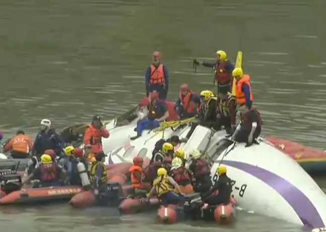 Avión en Taipéi sufre aparatosa caída tras pegar en un puente