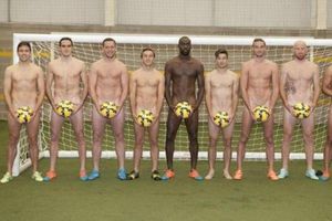 Jugadores del West Ham se desnudan por causa benéfica