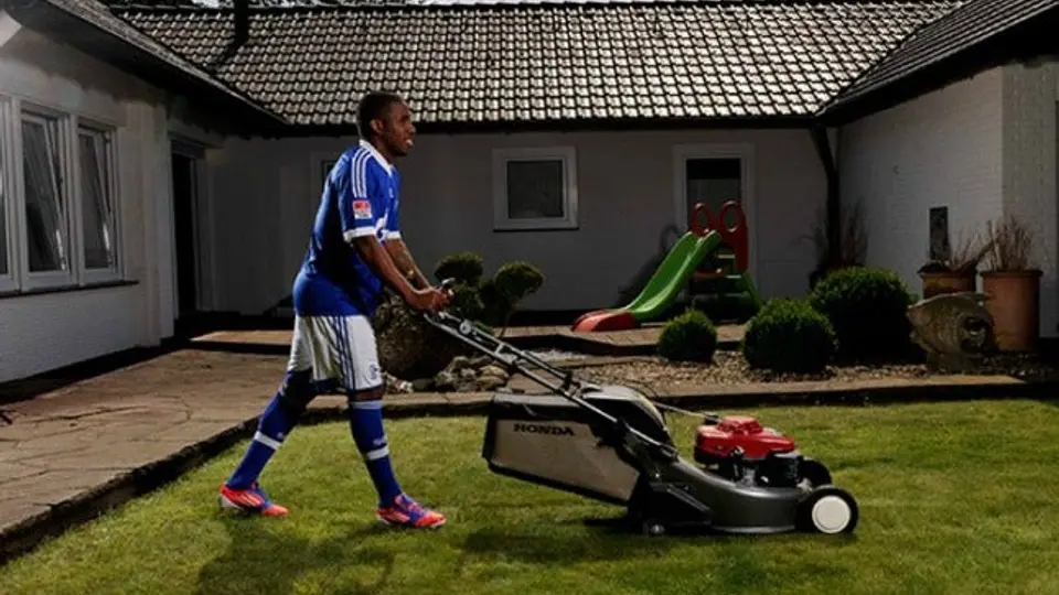 Jugadores del Schalke toman nuevos 'trabajos' en Fecha FIFA