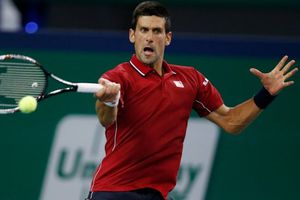 Djokovic y Federer avanzan en el Masters de Shangai