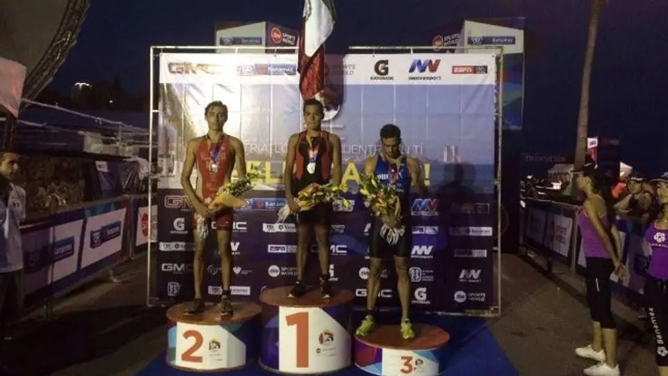 David Mendoza y Anahí León ganan Triatlón de Boca del Río