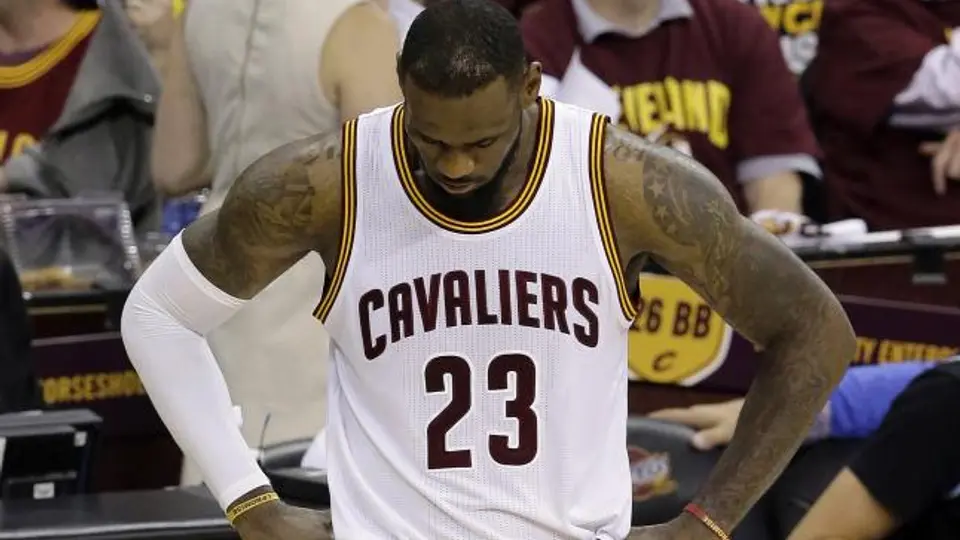 LeBron no se salva de la 'maldición' de Cleveland