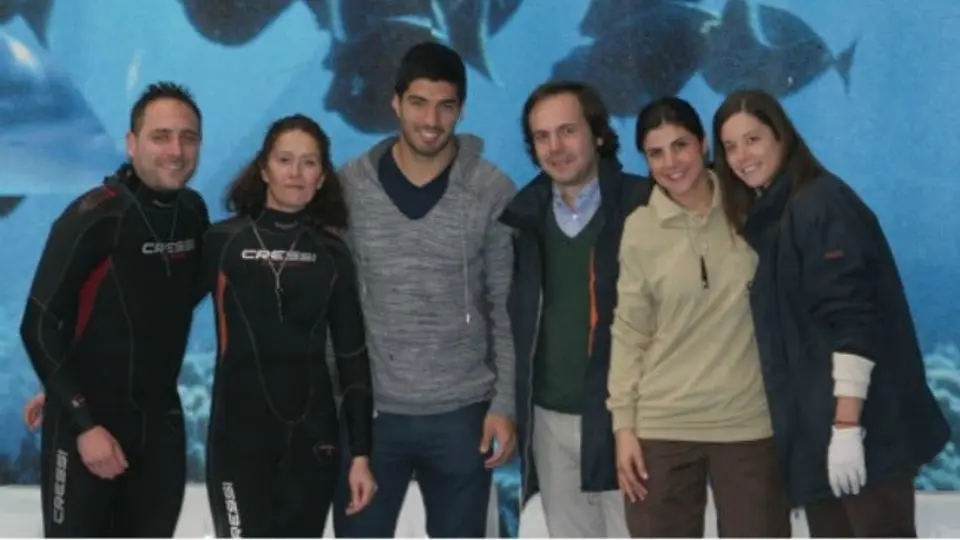 Luis Suárez visita el zoológico de Barcelona en familia