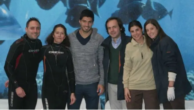 Luis Suárez visita el zoológico de Barcelona en familia