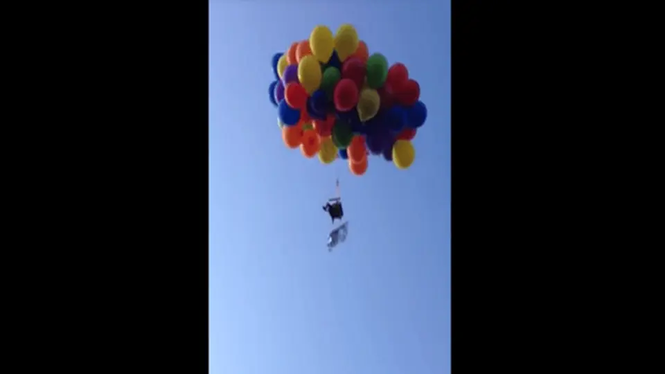 Detienen a un hombre por volar en una silla con globos