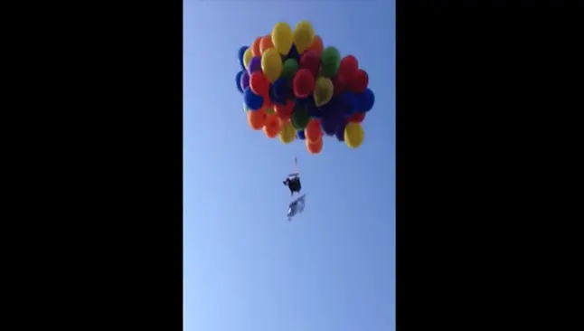 Detienen a un hombre por volar en una silla con globos