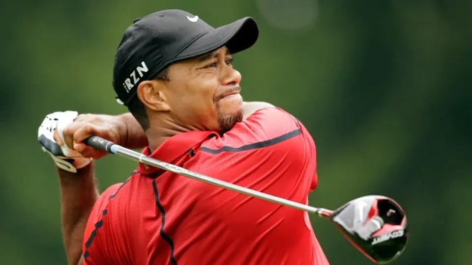 Tiger Woods deja Bridgestone por dolores en la espalda