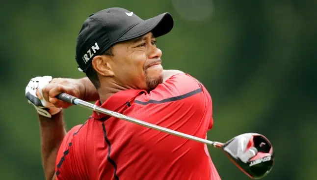 Tiger Woods deja Bridgestone por dolores en la espalda