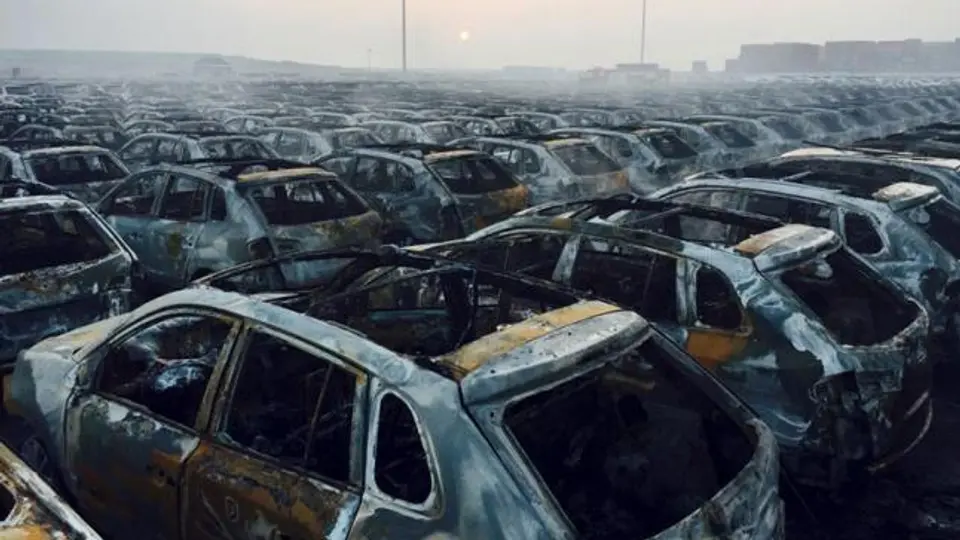 Explosión en China calcina miles de autos