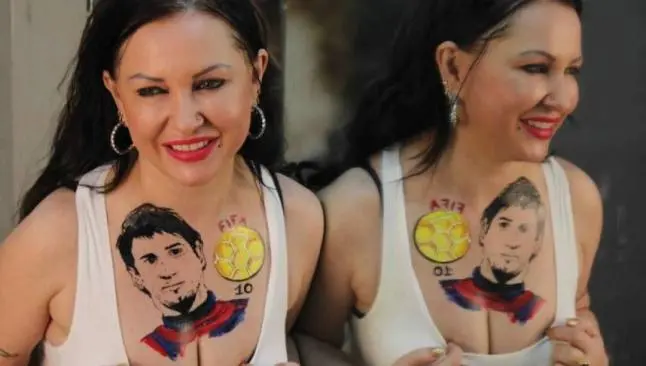 Actriz ucraniana se tatúa la cara de Messi en el pecho