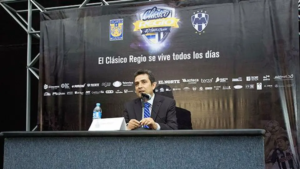 Presentan libro 'Clásico Regio: 40 años de pasión'