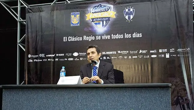 Presentan libro 'Clásico Regio: 40 años de pasión'