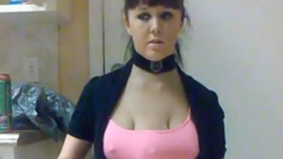 Mujer se implanta un tercer seno